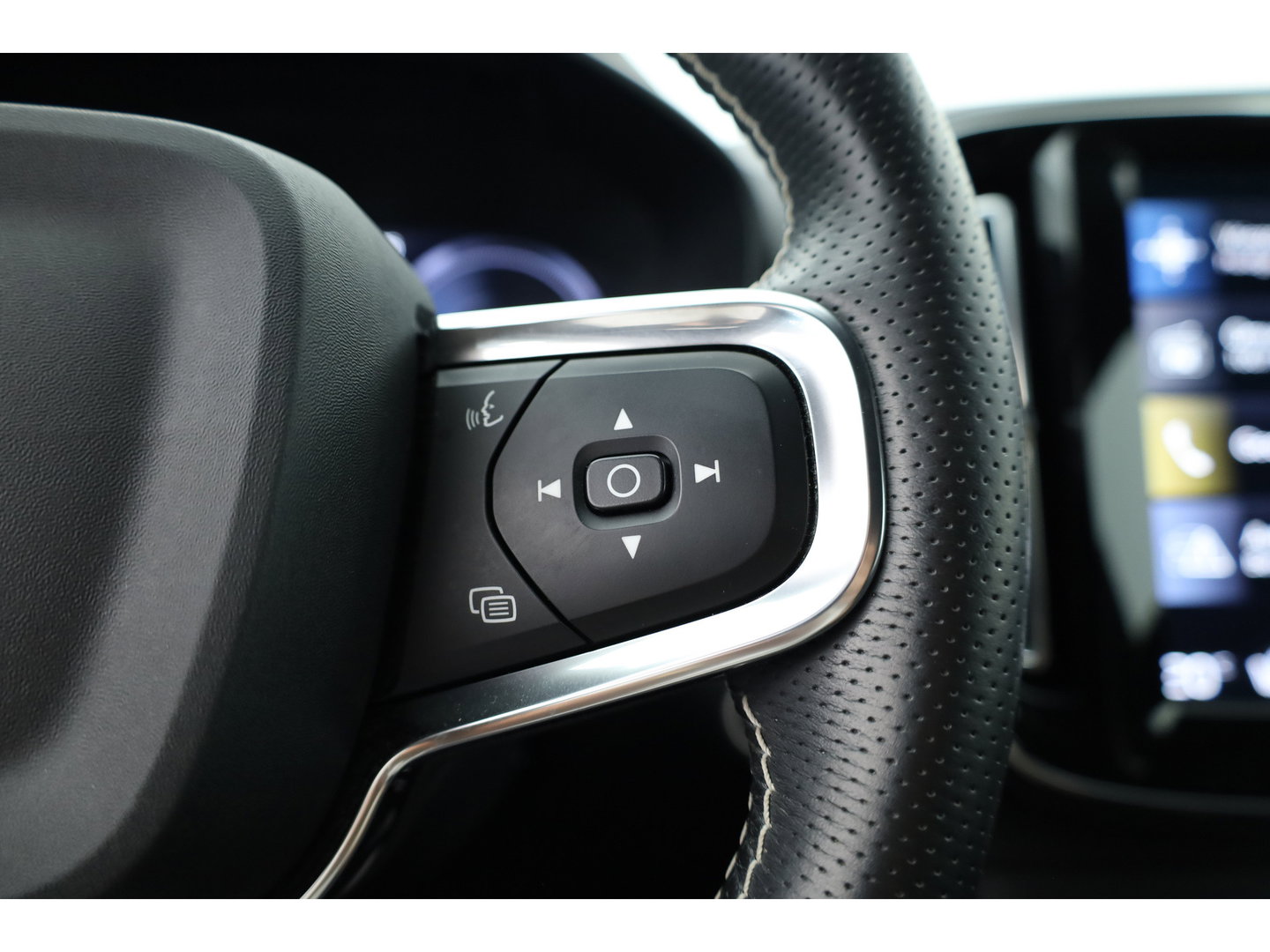 Volvo XC40 1.5 T5 Recharge R-Design | RIJKLAAR !! | Adapt. Cruise | Trekhaak | Leder | Camera | Stoel- Stuurverw. | Harman Kardon | Apple CarPlay
