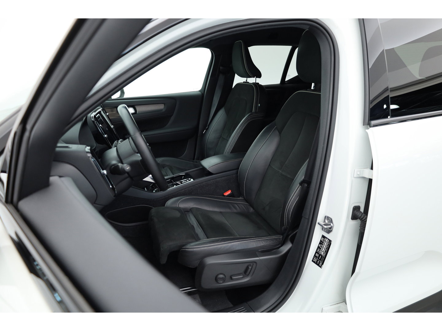 Volvo XC40 1.5 T5 Recharge R-Design | RIJKLAAR !! | Adapt. Cruise | Trekhaak | Leder | Camera | Stoel- Stuurverw. | Harman Kardon | Apple CarPlay