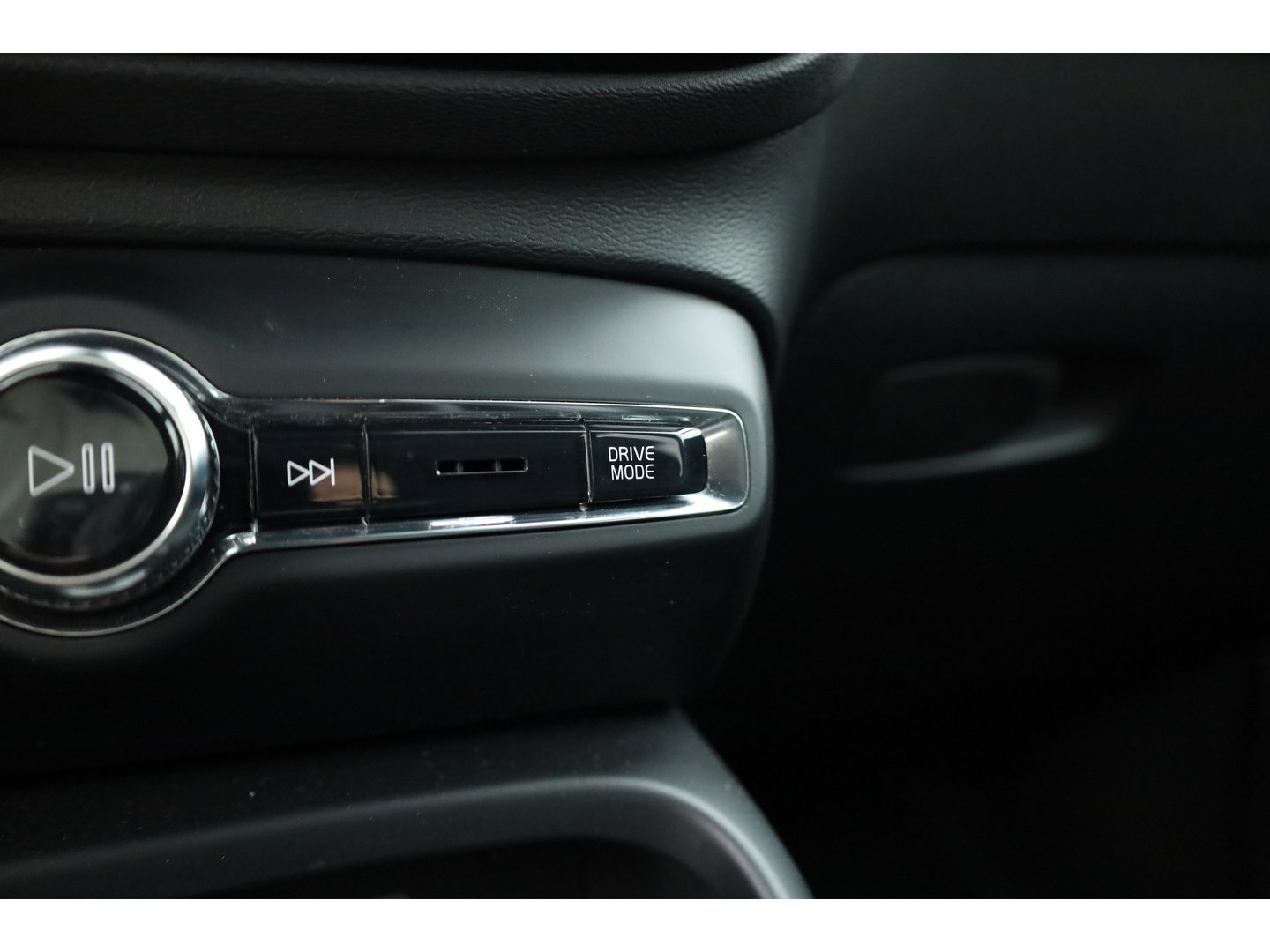 Volvo XC40 1.5 T5 Recharge R-Design | RIJKLAAR !! | Adapt. Cruise | Trekhaak | Leder | Camera | Stoel- Stuurverw. | Harman Kardon | Apple CarPlay