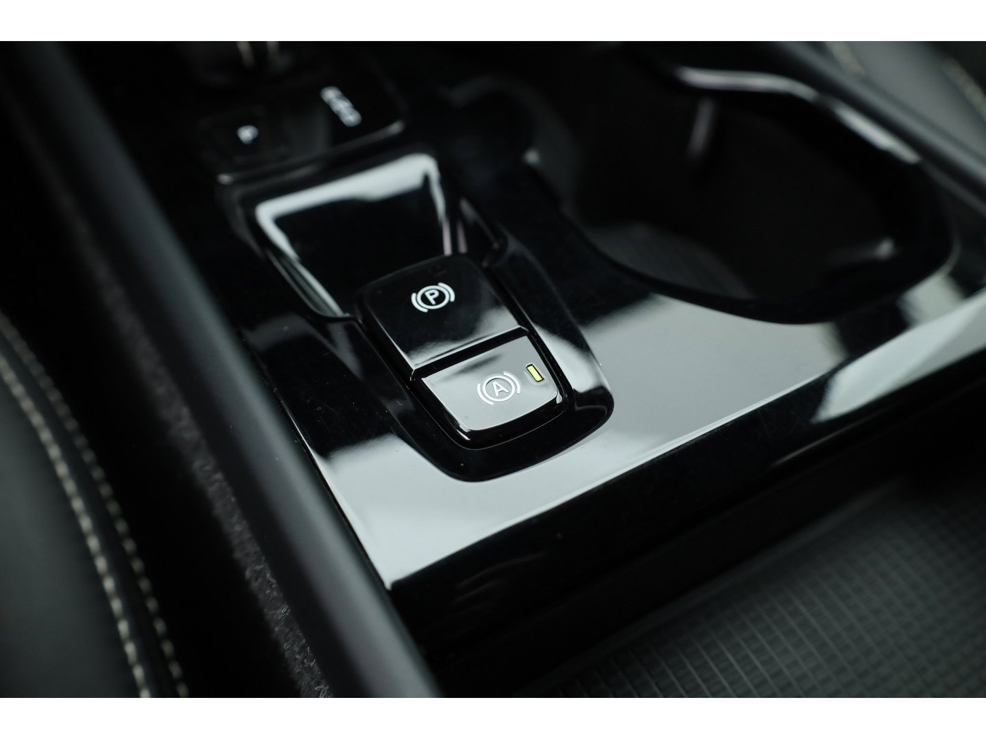 Volvo XC40 1.5 T5 Recharge R-Design | RIJKLAAR !! | Adapt. Cruise | Trekhaak | Leder | Camera | Stoel- Stuurverw. | Harman Kardon | Apple CarPlay