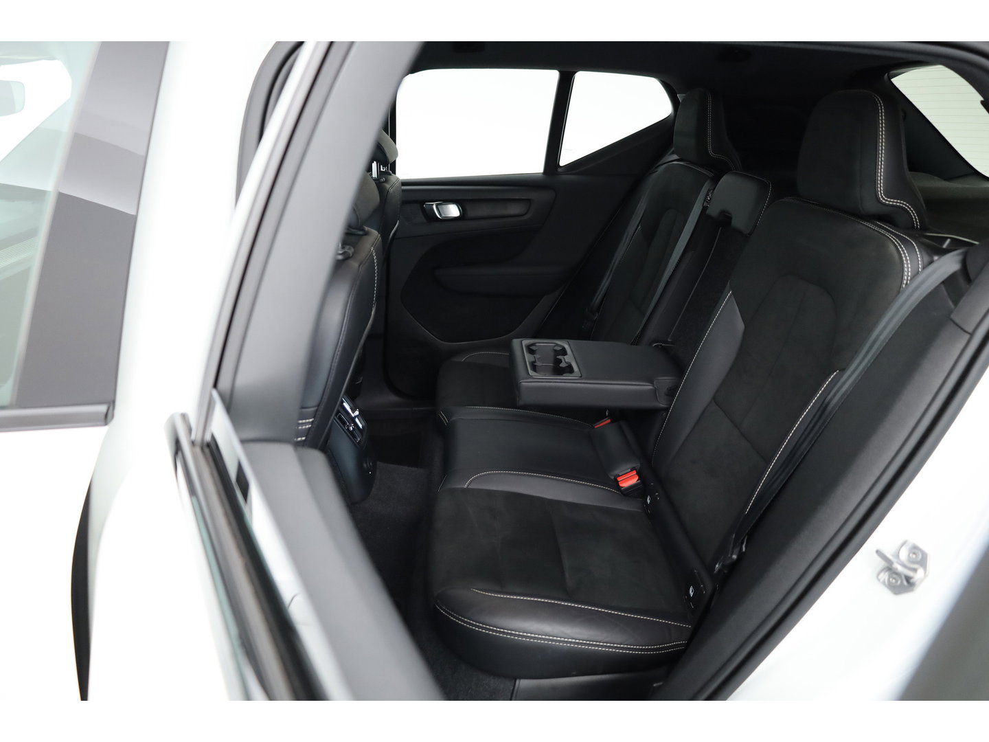 Volvo XC40 1.5 T5 Recharge R-Design | RIJKLAAR !! | Adapt. Cruise | Trekhaak | Leder | Camera | Stoel- Stuurverw. | Harman Kardon | Apple CarPlay