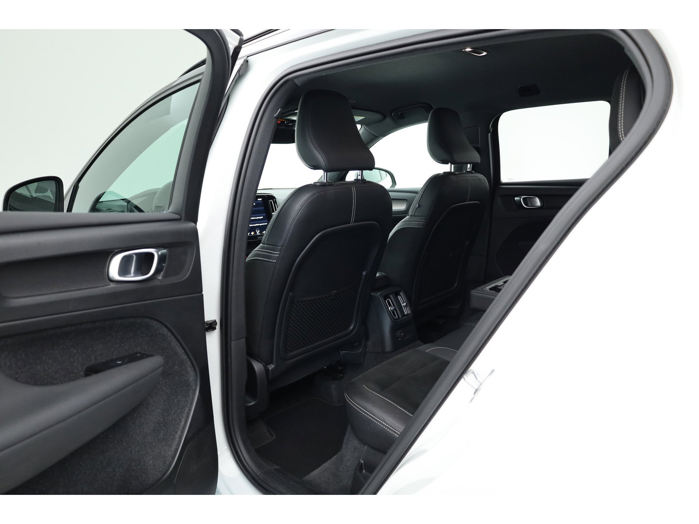 Volvo XC40 1.5 T5 Recharge R-Design | RIJKLAAR !! | Adapt. Cruise | Trekhaak | Leder | Camera | Stoel- Stuurverw. | Harman Kardon | Apple CarPlay