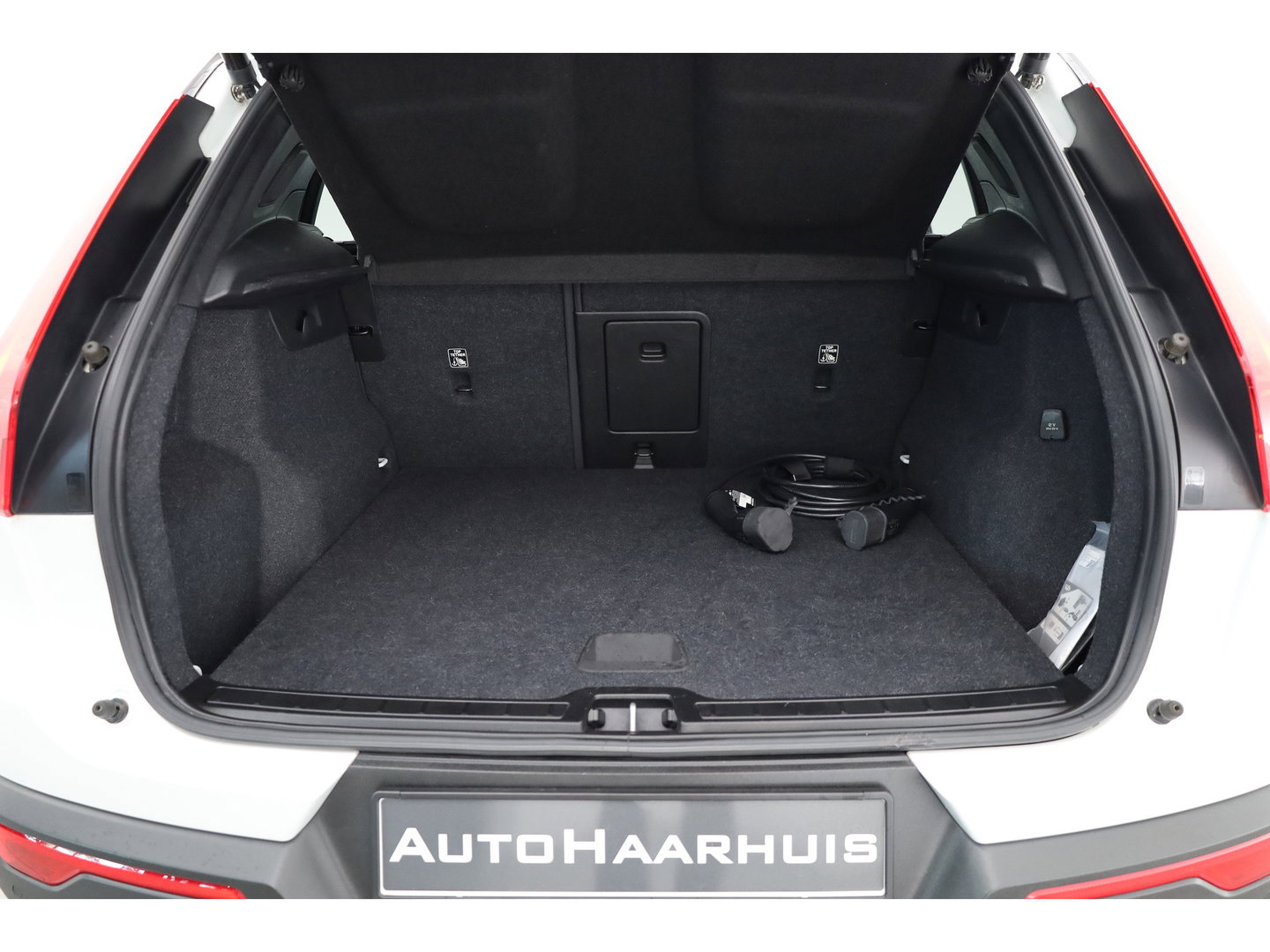 Volvo XC40 1.5 T5 Recharge R-Design | RIJKLAAR !! | Adapt. Cruise | Trekhaak | Leder | Camera | Stoel- Stuurverw. | Harman Kardon | Apple CarPlay