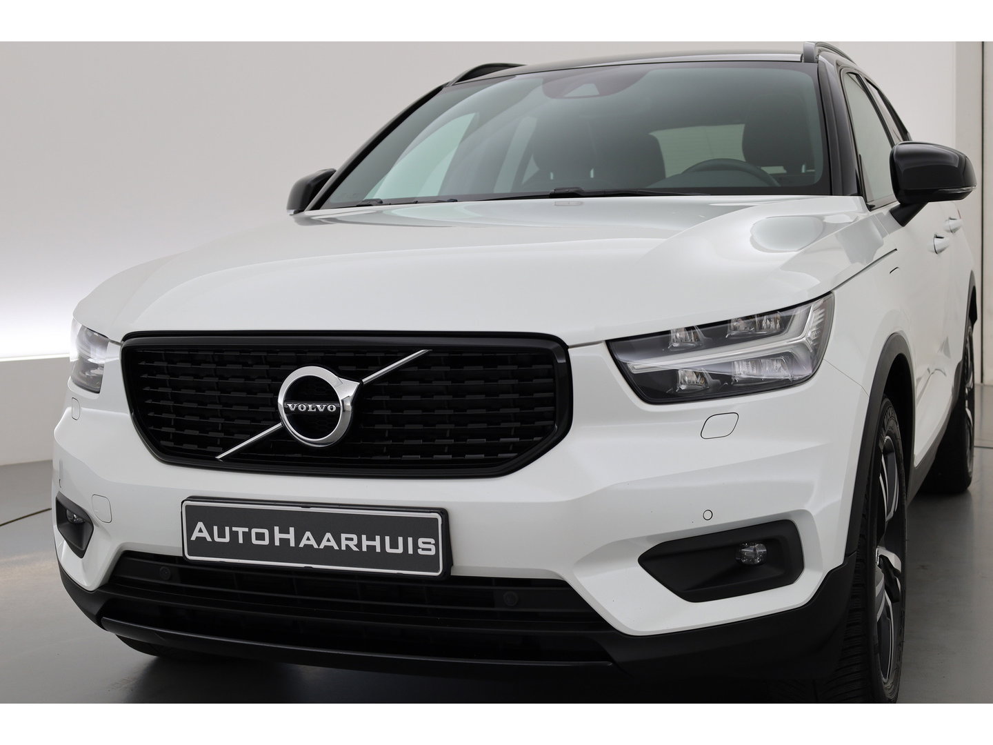 Volvo XC40 1.5 T5 Recharge R-Design | RIJKLAAR !! | Adapt. Cruise | Trekhaak | Leder | Camera | Stoel- Stuurverw. | Harman Kardon | Apple CarPlay