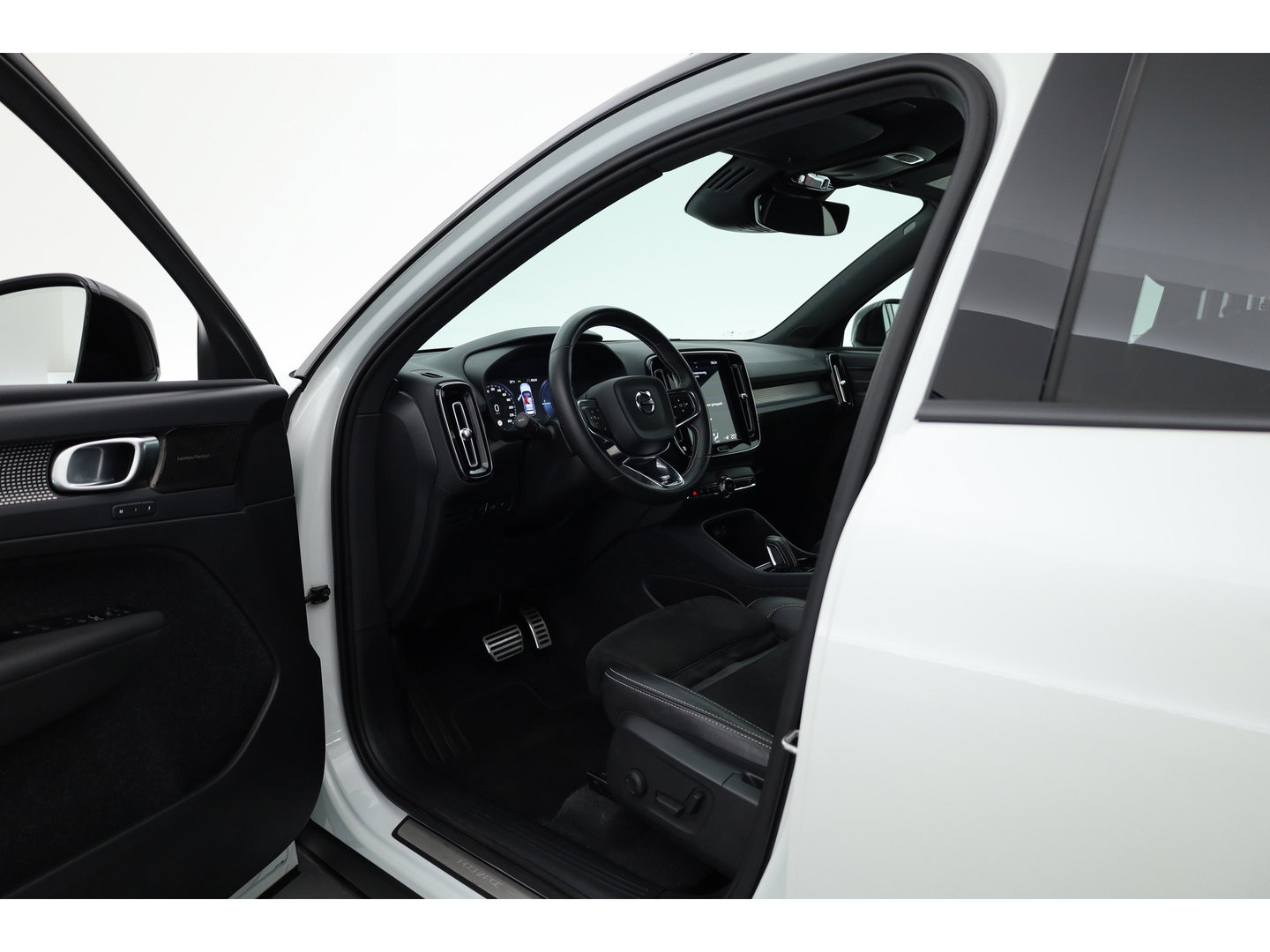 Volvo XC40 1.5 T5 Recharge R-Design | RIJKLAAR !! | Adapt. Cruise | Trekhaak | Leder | Camera | Stoel- Stuurverw. | Harman Kardon | Apple CarPlay