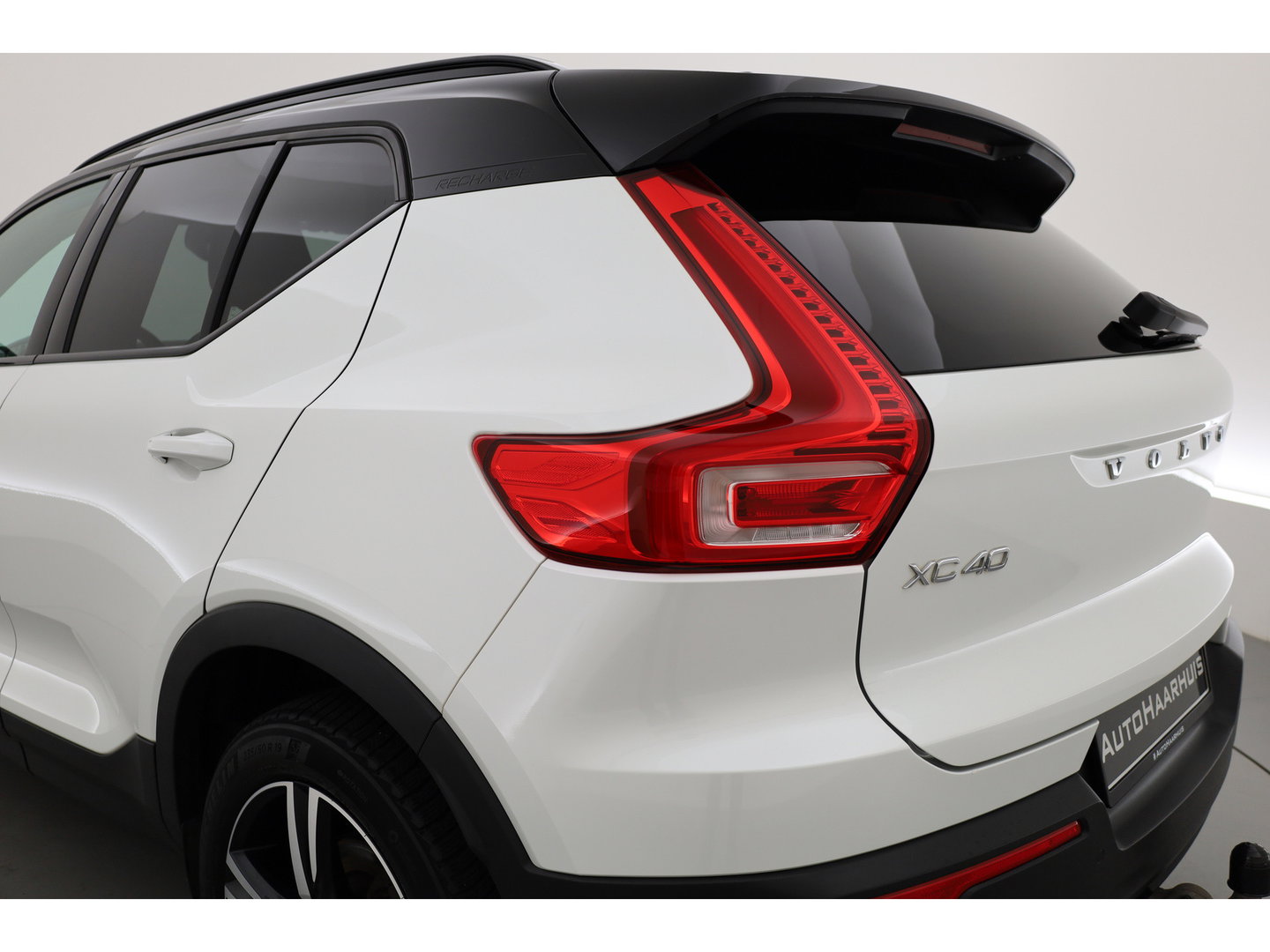 Volvo XC40 1.5 T5 Recharge R-Design | RIJKLAAR !! | Adapt. Cruise | Trekhaak | Leder | Camera | Stoel- Stuurverw. | Harman Kardon | Apple CarPlay