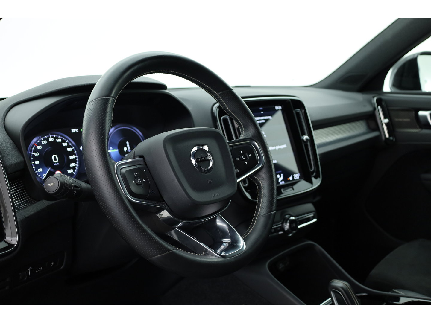 Volvo XC40 1.5 T5 Recharge R-Design | RIJKLAAR !! | Adapt. Cruise | Trekhaak | Leder | Camera | Stoel- Stuurverw. | Harman Kardon | Apple CarPlay