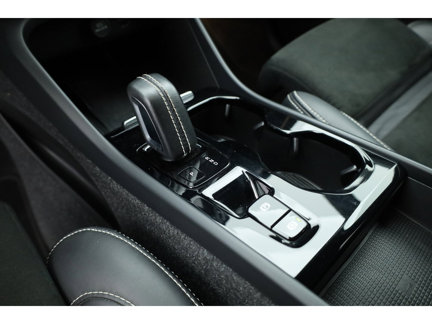 Volvo XC40 1.5 T5 Recharge R-Design | RIJKLAAR !! | Adapt. Cruise | Trekhaak | Leder | Camera | Stoel- Stuurverw. | Harman Kardon | Apple CarPlay