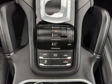 Porsche Cayenne 3.0 S E-Hybrid Aut. *PANO | SPORT-CHRONO | LEATHER | FULL-LED | BOSE-SOUND | MEMORY-PACK | TOP-VIEW | NAVI-FULLMAP | HEATED-COMFORTSEATS | AIR-SUSPENSION | SHIFTPADDLES | PRIVACY-GLASS | KEYLESS | PDC | CRU