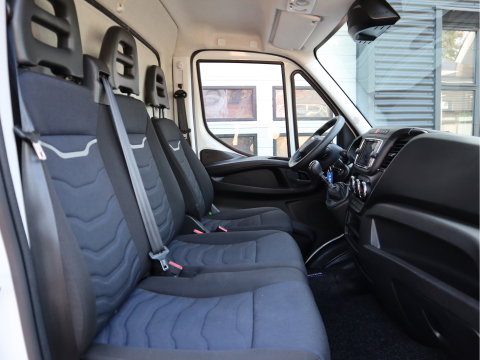 Iveco Daily 35S14 136pk Euro 6 Bakwagen - Dhollandia Klep + Zijdeur - Airco - Camera