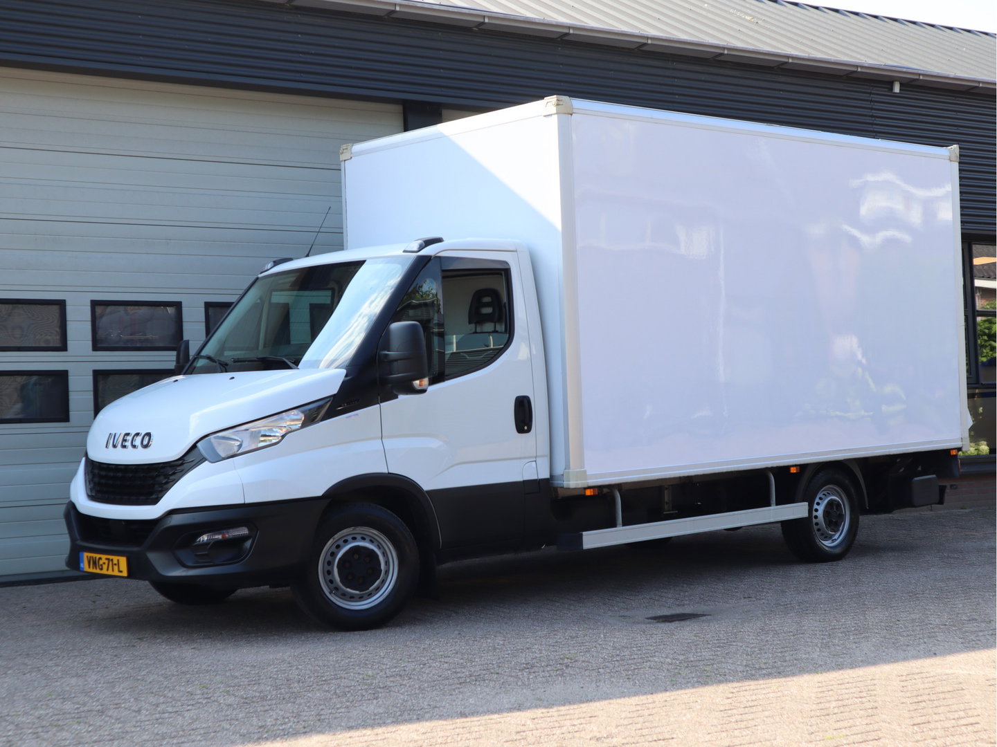 Iveco Daily 35S14 136pk Euro 6 Bakwagen - Dhollandia Klep + Zijdeur - Airco - Camera