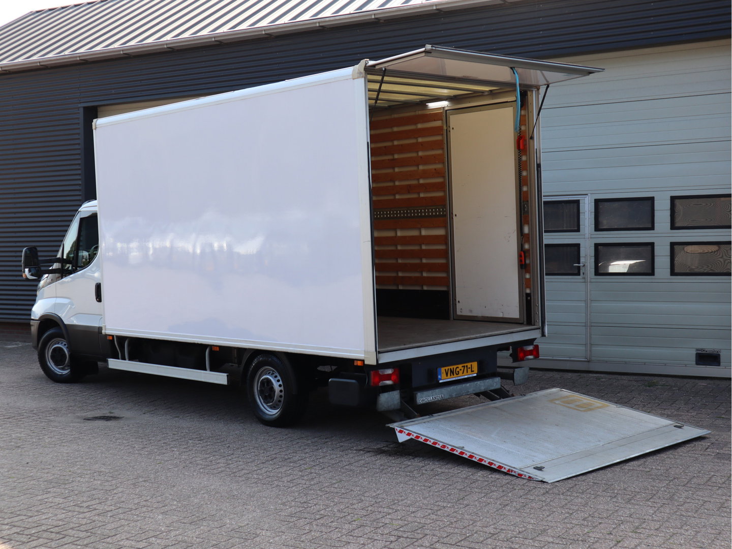 Iveco Daily 35S14 136pk Euro 6 Bakwagen - Dhollandia Klep + Zijdeur - Airco - Camera