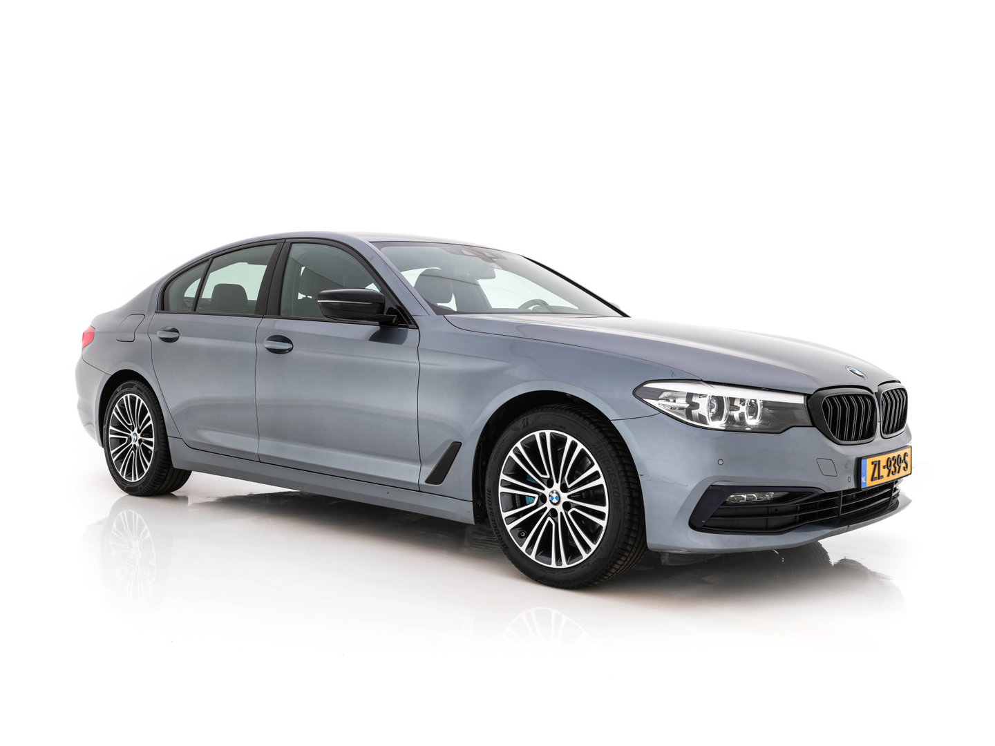 BMW 5 Serie 520i Executive Edition Sportline Aut. *LEATHER-FABRIC | FULL-LED | DIGI-COCKIT | KEYLESS | NAVI-FULLMAP | HEATED-SPORTSEATS | PRIVACY-GLASS | AMBIENTLIGHT | ECC | CARPLAY | PDC | TOWBAR | 18"ALU*