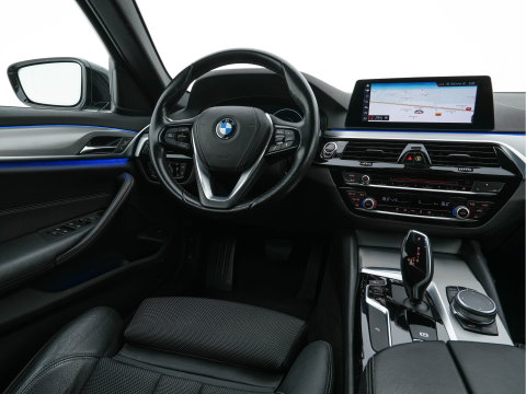 BMW 5 Serie 520i Executive Edition Sportline Aut. *LEATHER-FABRIC | FULL-LED | DIGI-COCKIT | KEYLESS | NAVI-FULLMAP | HEATED-SPORTSEATS | PRIVACY-GLASS | AMBIENTLIGHT | ECC | CARPLAY | PDC | TOWBAR | 18"ALU*