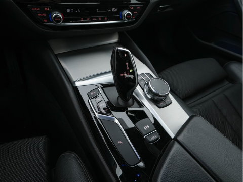 BMW 5 Serie 520i Executive Edition Sportline Aut. *LEATHER-FABRIC | FULL-LED | DIGI-COCKIT | KEYLESS | NAVI-FULLMAP | HEATED-SPORTSEATS | PRIVACY-GLASS | AMBIENTLIGHT | ECC | CARPLAY | PDC | TOWBAR | 18"ALU*