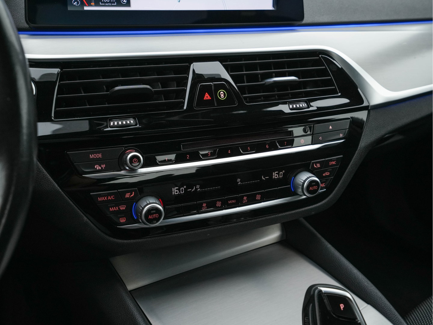 BMW 5 Serie 520i Executive Edition Sportline Aut. *LEATHER-FABRIC | FULL-LED | DIGI-COCKIT | KEYLESS | NAVI-FULLMAP | HEATED-SPORTSEATS | PRIVACY-GLASS | AMBIENTLIGHT | ECC | CARPLAY | PDC | TOWBAR | 18"ALU*