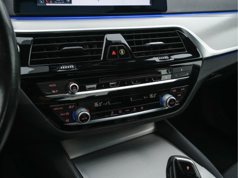 BMW 5 Serie 520i Executive Edition Sportline Aut. *LEATHER-FABRIC | FULL-LED | DIGI-COCKIT | KEYLESS | NAVI-FULLMAP | HEATED-SPORTSEATS | PRIVACY-GLASS | AMBIENTLIGHT | ECC | CARPLAY | PDC | TOWBAR | 18"ALU*