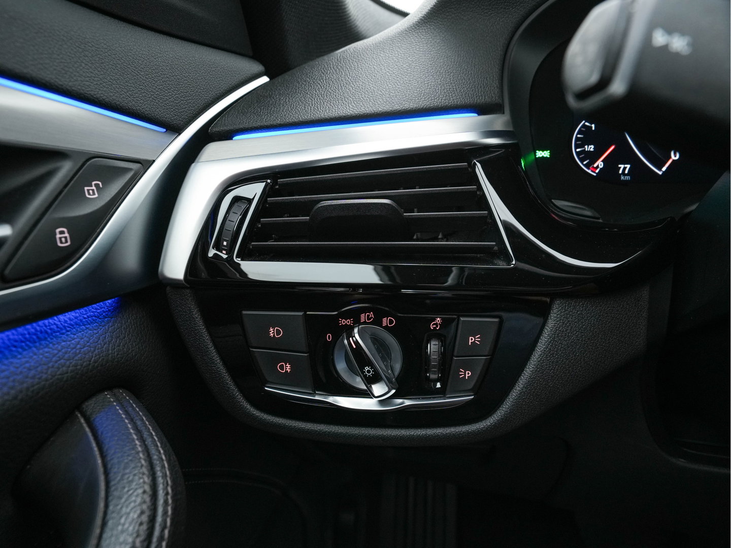 BMW 5 Serie 520i Executive Edition Sportline Aut. *LEATHER-FABRIC | FULL-LED | DIGI-COCKIT | KEYLESS | NAVI-FULLMAP | HEATED-SPORTSEATS | PRIVACY-GLASS | AMBIENTLIGHT | ECC | CARPLAY | PDC | TOWBAR | 18"ALU*