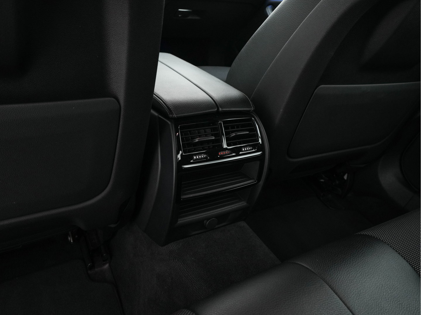 BMW 5 Serie 520i Executive Edition Sportline Aut. *LEATHER-FABRIC | FULL-LED | DIGI-COCKIT | KEYLESS | NAVI-FULLMAP | HEATED-SPORTSEATS | PRIVACY-GLASS | AMBIENTLIGHT | ECC | CARPLAY | PDC | TOWBAR | 18"ALU*