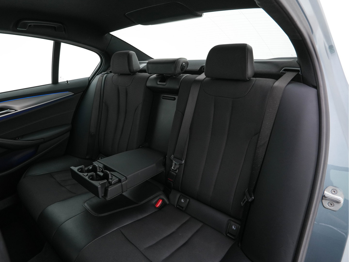 BMW 5 Serie 520i Executive Edition Sportline Aut. *LEATHER-FABRIC | FULL-LED | DIGI-COCKIT | KEYLESS | NAVI-FULLMAP | HEATED-SPORTSEATS | PRIVACY-GLASS | AMBIENTLIGHT | ECC | CARPLAY | PDC | TOWBAR | 18"ALU*