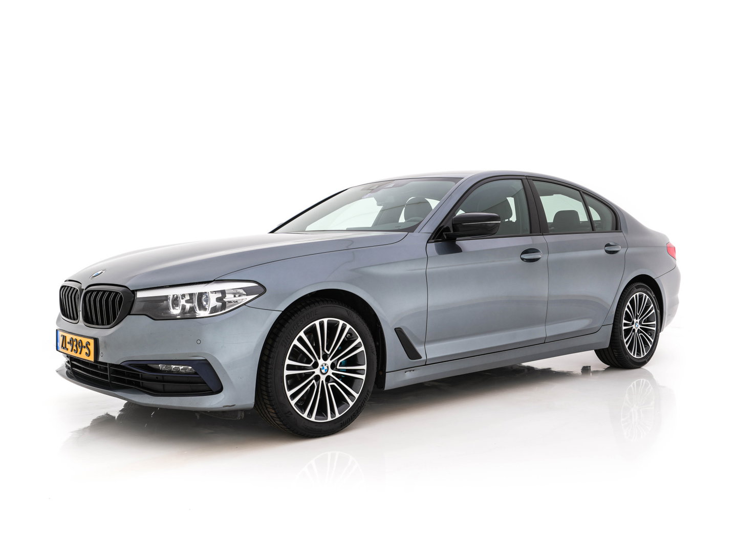 BMW 5 Serie 520i Executive Edition Sportline Aut. *LEATHER-FABRIC | FULL-LED | DIGI-COCKIT | KEYLESS | NAVI-FULLMAP | HEATED-SPORTSEATS | PRIVACY-GLASS | AMBIENTLIGHT | ECC | CARPLAY | PDC | TOWBAR | 18"ALU*