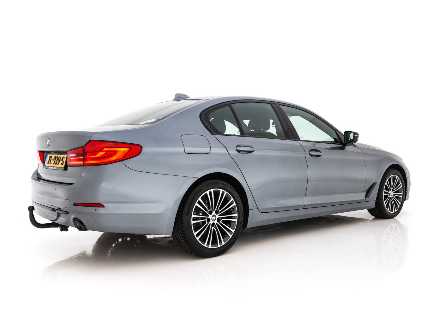 BMW 5 Serie 520i Executive Edition Sportline Aut. *LEATHER-FABRIC | FULL-LED | DIGI-COCKIT | KEYLESS | NAVI-FULLMAP | HEATED-SPORTSEATS | PRIVACY-GLASS | AMBIENTLIGHT | ECC | CARPLAY | PDC | TOWBAR | 18"ALU*