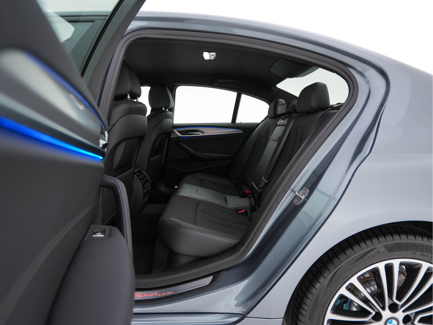 BMW 5 Serie 520i Executive Edition Sportline Aut. *LEATHER-FABRIC | FULL-LED | DIGI-COCKIT | KEYLESS | NAVI-FULLMAP | HEATED-SPORTSEATS | PRIVACY-GLASS | AMBIENTLIGHT | ECC | CARPLAY | PDC | TOWBAR | 18"ALU*