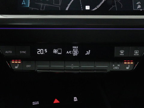 Audi Q4 e-tron 40 Launch edition S Competition 77 kWh | SOH 92,1% | Half leder | Stoelverwarming | Carplay | Adaptive cruise | Climate control | Camera | Park assist | Trekhaak