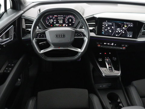Audi Q4 e-tron 40 Launch edition S Competition 77 kWh | SOH 92,1% | Half leder | Stoelverwarming | Carplay | Adaptive cruise | Climate control | Camera | Park assist | Trekhaak
