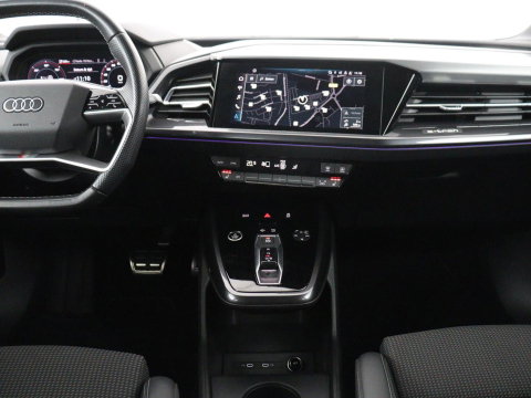 Audi Q4 e-tron 40 Launch edition S Competition 77 kWh | SOH 92,1% | Half leder | Stoelverwarming | Carplay | Adaptive cruise | Climate control | Camera | Park assist | Trekhaak