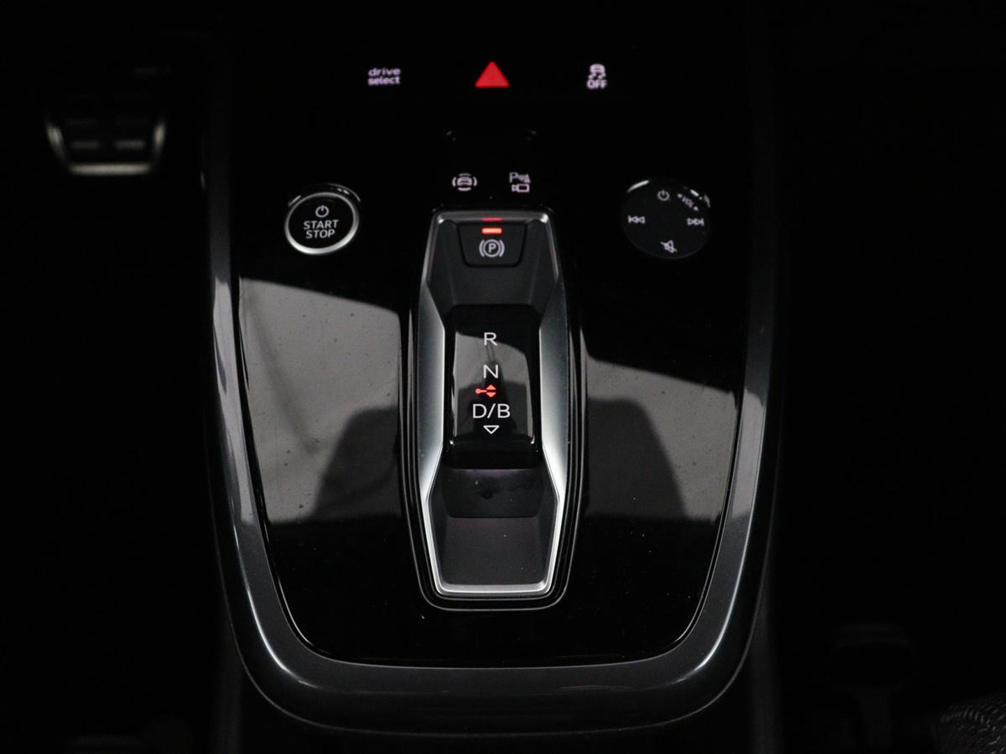 Audi Q4 e-tron 40 Launch edition S Competition 77 kWh | SOH 92,1% | Half leder | Stoelverwarming | Carplay | Adaptive cruise | Climate control | Camera | Park assist | Trekhaak