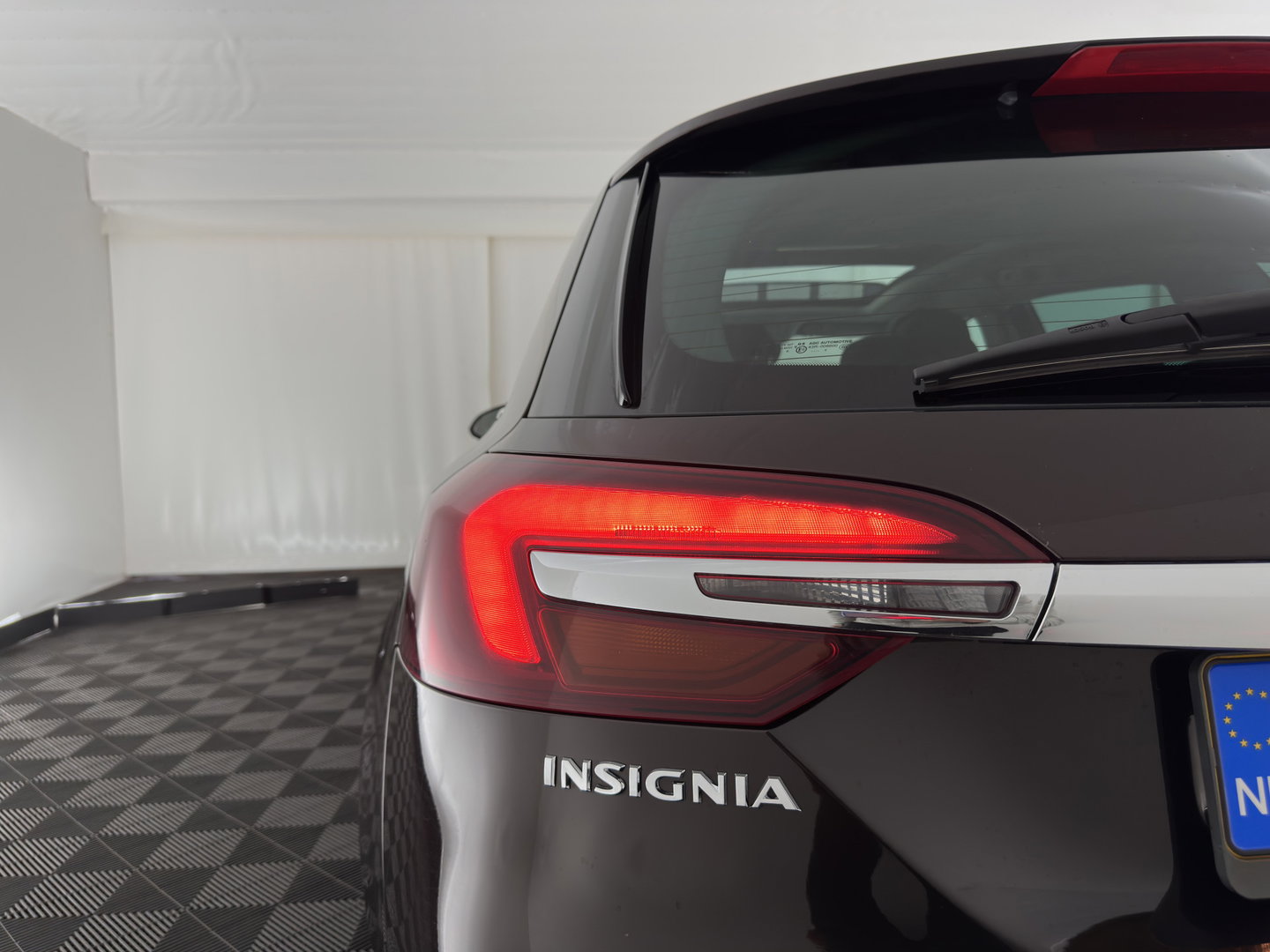Opel Insignia Sports Tourer 2.0 CDTI EcoFLEX Cosmo *PANO | LEATHER | XENON | ADAPTIVE-CRUISE | NAVI-FULLMAP | PRIVACY-GLASS | HEATED-COMFORTSEATS | ECC | PDC | TOWBAR | 17''ALU*