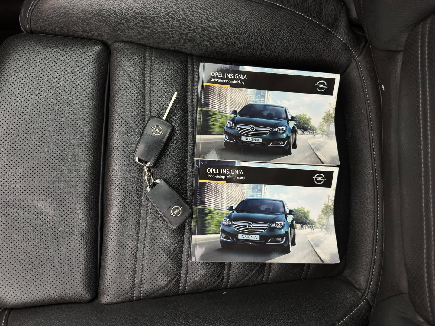 Opel Insignia Sports Tourer 2.0 CDTI EcoFLEX Cosmo *PANO | LEATHER | XENON | ADAPTIVE-CRUISE | NAVI-FULLMAP | PRIVACY-GLASS | HEATED-COMFORTSEATS | ECC | PDC | TOWBAR | 17''ALU*
