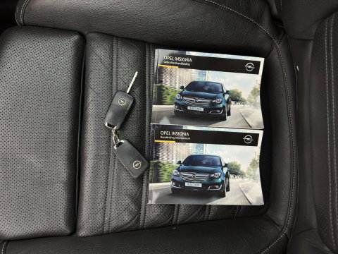 Opel Insignia Sports Tourer 2.0 CDTI EcoFLEX Cosmo *PANO | LEATHER | XENON | ADAPTIVE-CRUISE | NAVI-FULLMAP | PRIVACY-GLASS | HEATED-COMFORTSEATS | ECC | PDC | TOWBAR | 17''ALU*