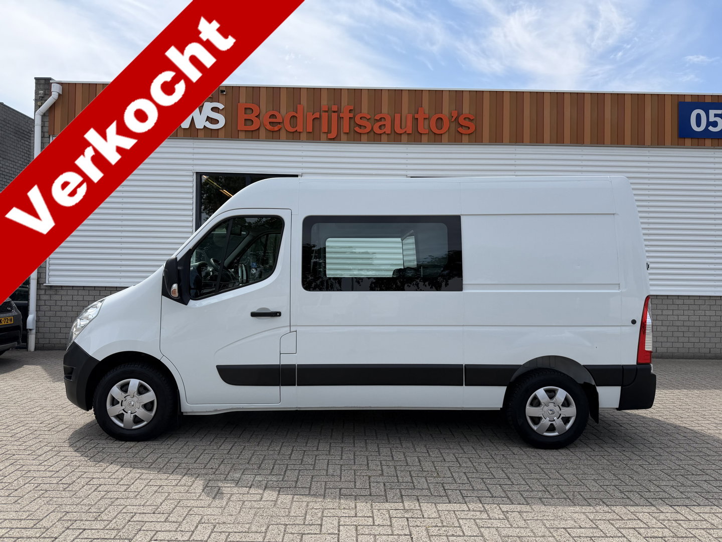 Renault Master T35 2.3 dCi L2H2 DC 6 persoons / vaste prijs rijklaar € 14.950 ex btw / euro 6 / bpm vrij / lease vanaf € 278 / airco / cruise / r-link navigatie / trekhaak 2500 kg  !