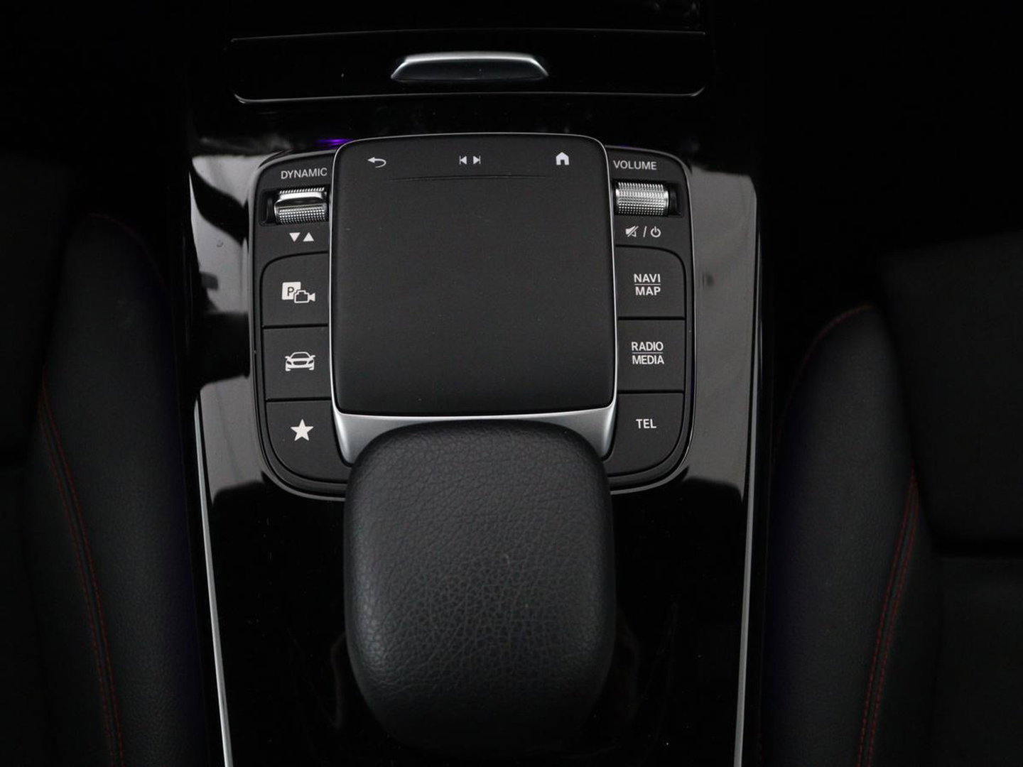 Mercedes-Benz A-Klasse 200 AMG Business Solution Aut. | Pano | LED | Half sfeerverlichting | Sfeerverlichting | Elec. Stoelen | Stoelverwarming | Virtual Display | Navi | Camera | Trekaak | Carplay