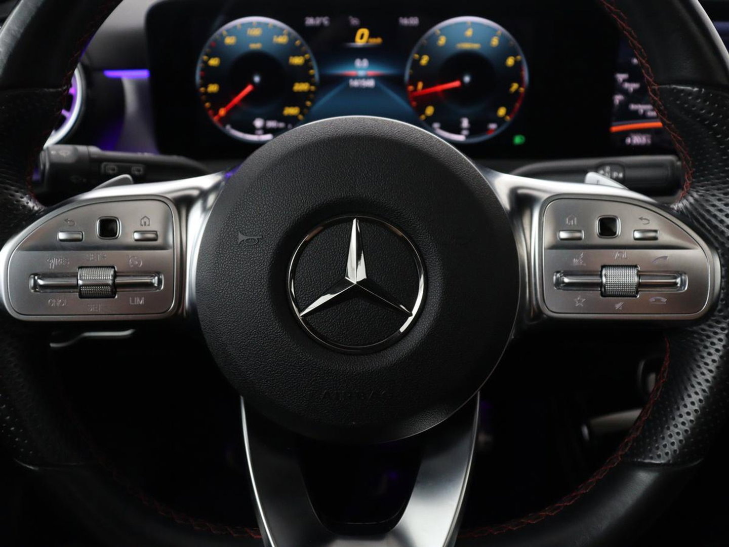 Mercedes-Benz A-Klasse 200 AMG Business Solution Aut. | Pano | LED | Half sfeerverlichting | Sfeerverlichting | Elec. Stoelen | Stoelverwarming | Virtual Display | Navi | Camera | Trekaak | Carplay