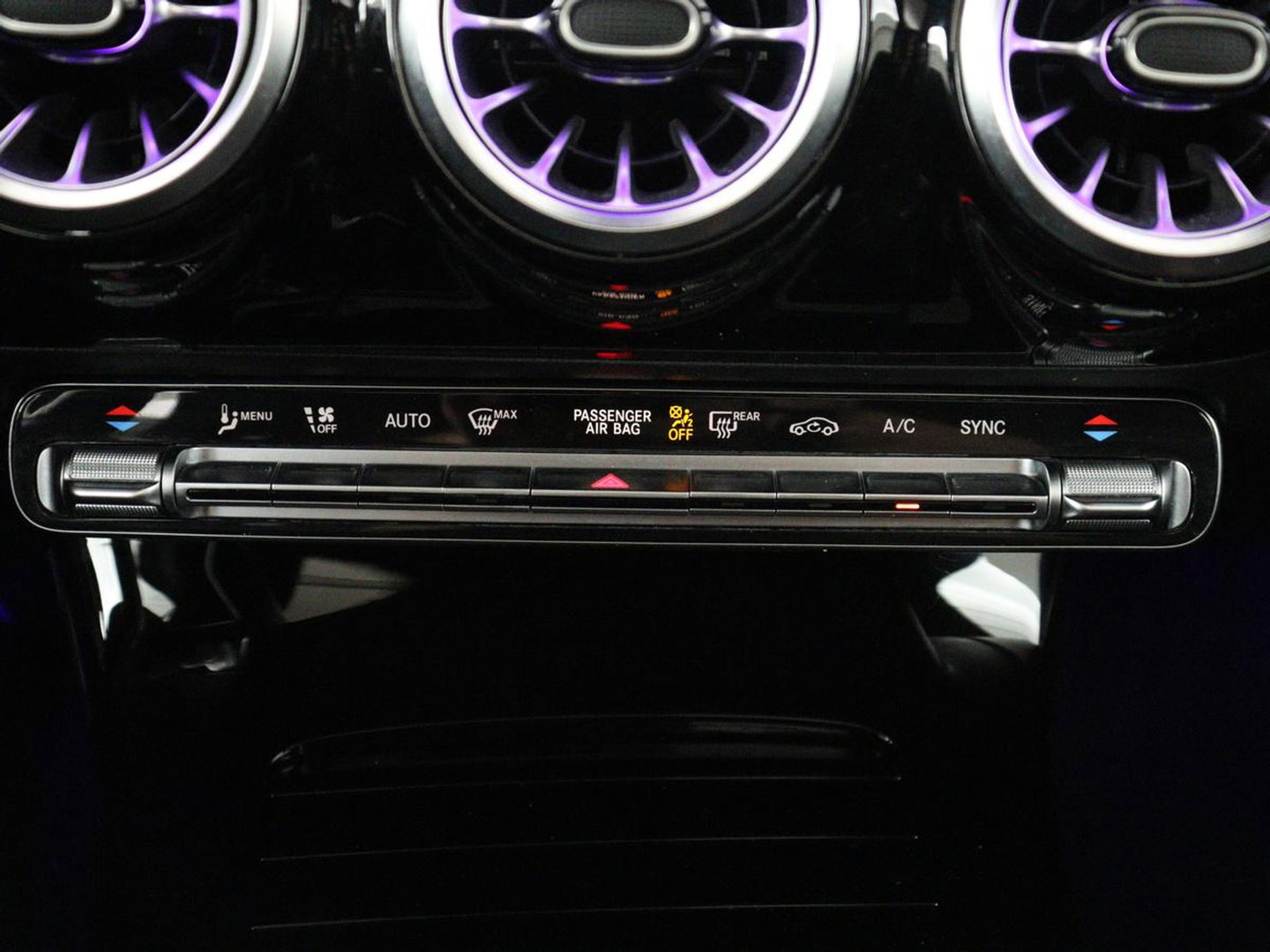 Mercedes-Benz A-Klasse 200 AMG Business Solution Aut. | Pano | LED | Half sfeerverlichting | Sfeerverlichting | Elec. Stoelen | Stoelverwarming | Virtual Display | Navi | Camera | Trekaak | Carplay