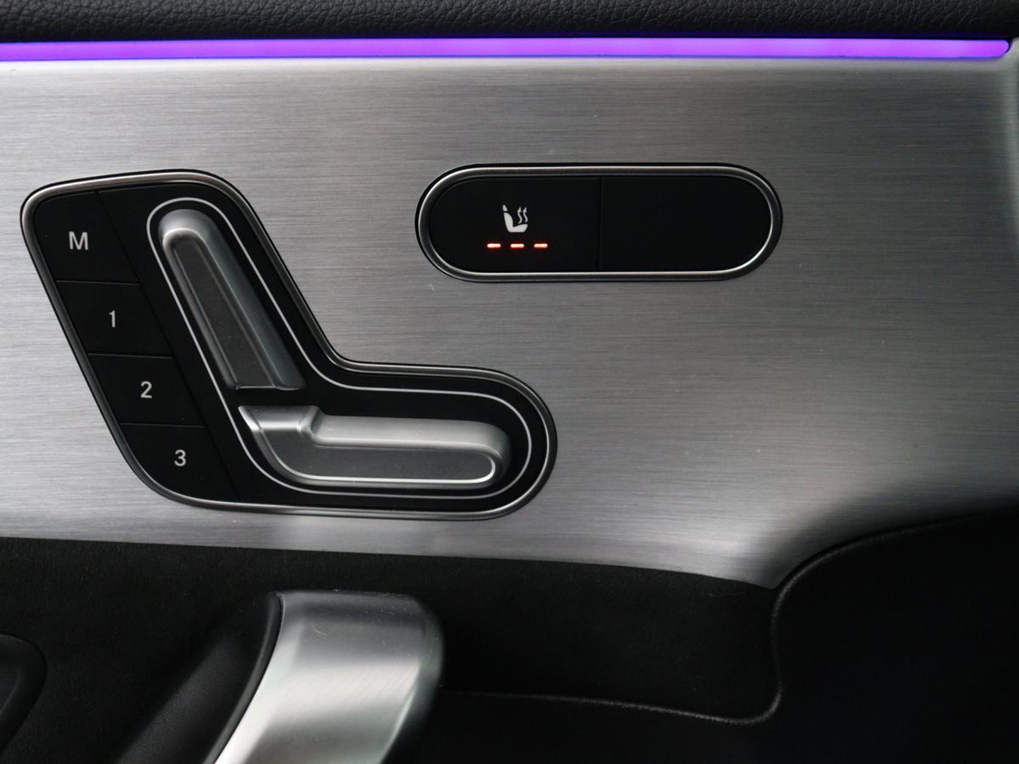 Mercedes-Benz A-Klasse 200 AMG Business Solution Aut. | Pano | LED | Half sfeerverlichting | Sfeerverlichting | Elec. Stoelen | Stoelverwarming | Virtual Display | Navi | Camera | Trekaak | Carplay