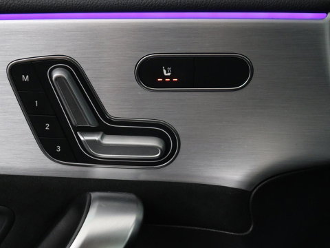 Mercedes-Benz A-Klasse 200 AMG Business Solution Aut. | Pano | LED | Half sfeerverlichting | Sfeerverlichting | Elec. Stoelen | Stoelverwarming | Virtual Display | Navi | Camera | Trekaak | Carplay