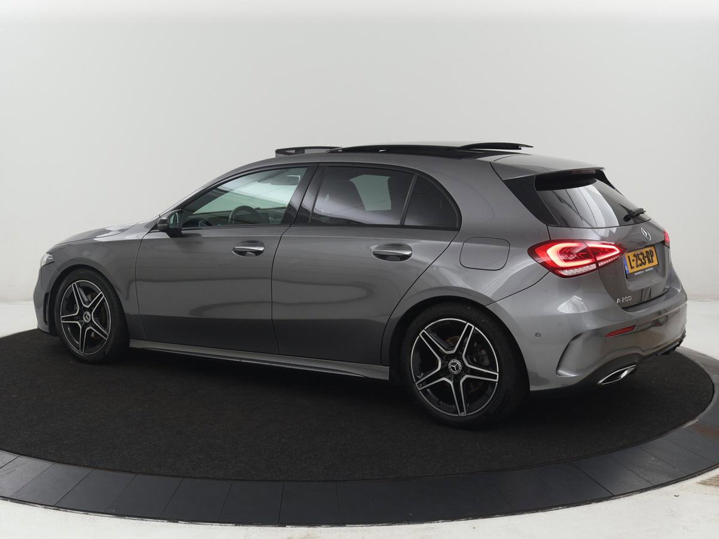 Mercedes-Benz A-Klasse 200 AMG Business Solution Aut. | Pano | LED | Half sfeerverlichting | Sfeerverlichting | Elec. Stoelen | Stoelverwarming | Virtual Display | Navi | Camera | Trekaak | Carplay