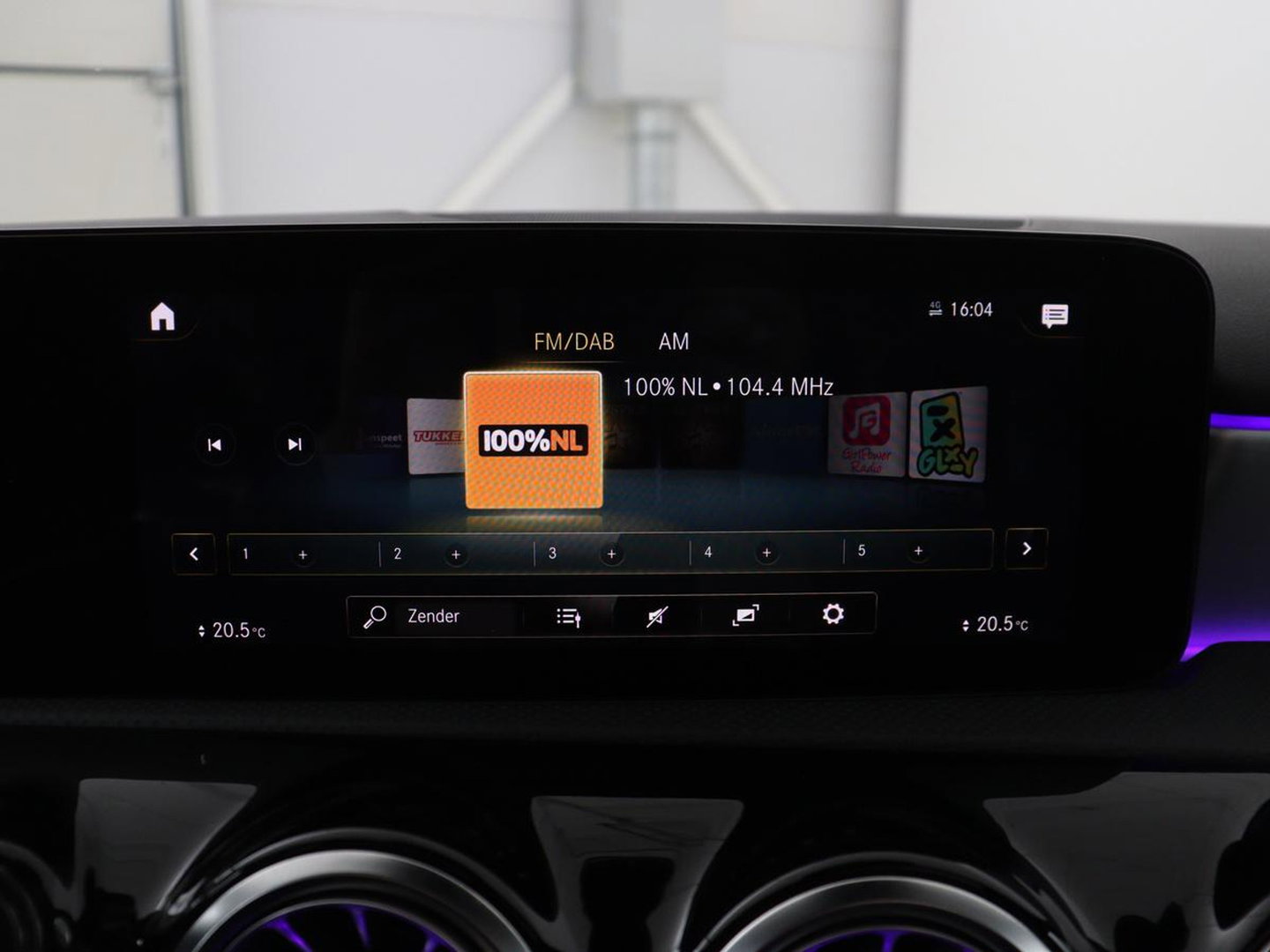 Mercedes-Benz A-Klasse 200 AMG Business Solution Aut. | Pano | LED | Half sfeerverlichting | Sfeerverlichting | Elec. Stoelen | Stoelverwarming | Virtual Display | Navi | Camera | Trekaak | Carplay