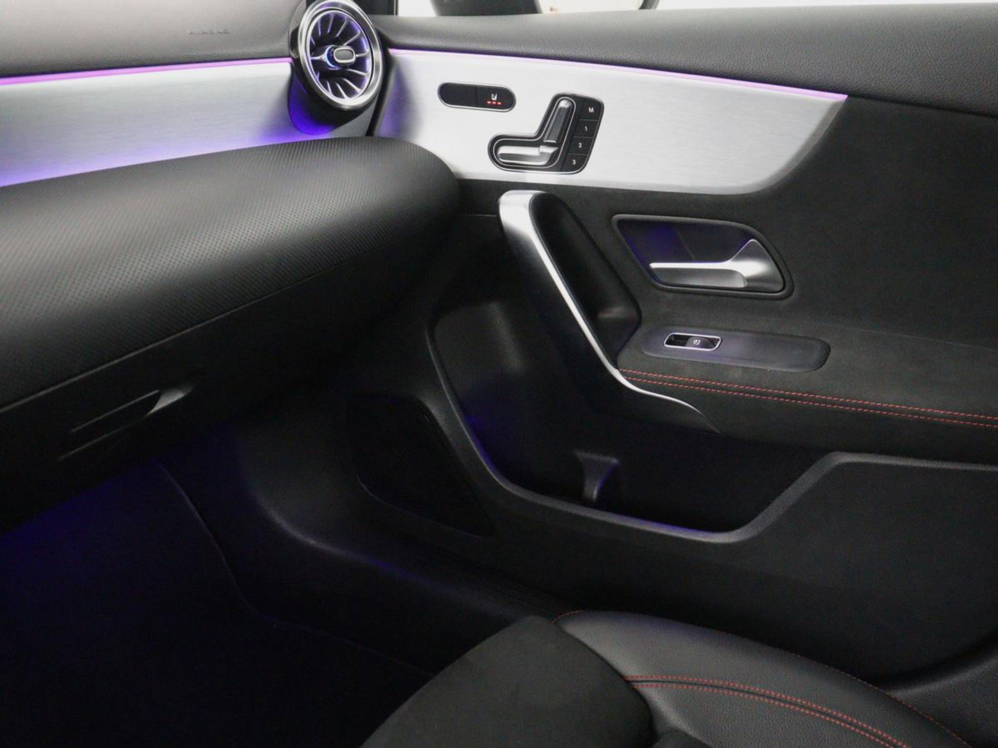 Mercedes-Benz A-Klasse 200 AMG Business Solution Aut. | Pano | LED | Half sfeerverlichting | Sfeerverlichting | Elec. Stoelen | Stoelverwarming | Virtual Display | Navi | Camera | Trekaak | Carplay