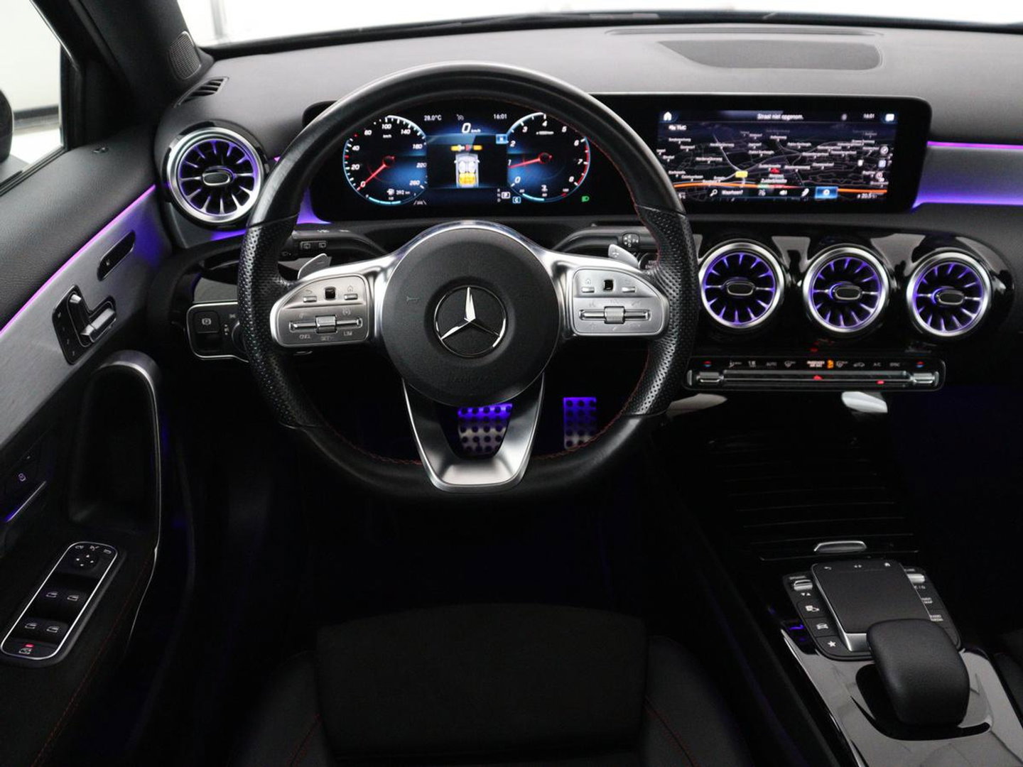 Mercedes-Benz A-Klasse 200 AMG Business Solution Aut. | Pano | LED | Half sfeerverlichting | Sfeerverlichting | Elec. Stoelen | Stoelverwarming | Virtual Display | Navi | Camera | Trekaak | Carplay