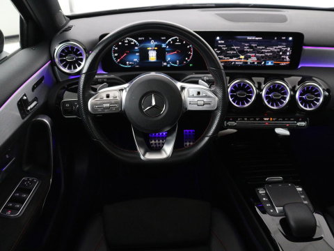 Mercedes-Benz A-Klasse 200 AMG Business Solution Aut. | Pano | LED | Half sfeerverlichting | Sfeerverlichting | Elec. Stoelen | Stoelverwarming | Virtual Display | Navi | Camera | Trekaak | Carplay