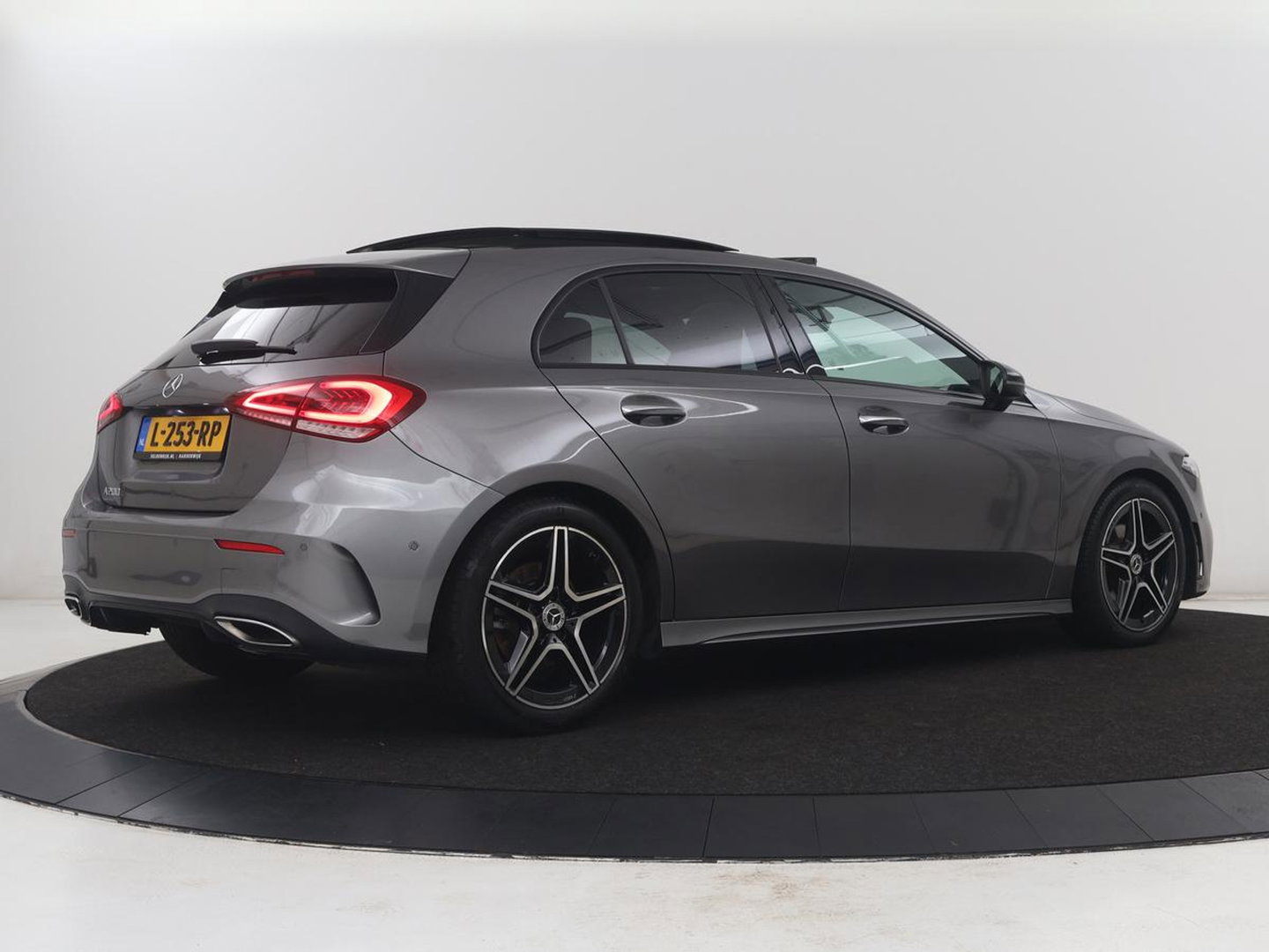 Mercedes-Benz A-Klasse 200 AMG Business Solution Aut. | Pano | LED | Half sfeerverlichting | Sfeerverlichting | Elec. Stoelen | Stoelverwarming | Virtual Display | Navi | Camera | Trekaak | Carplay