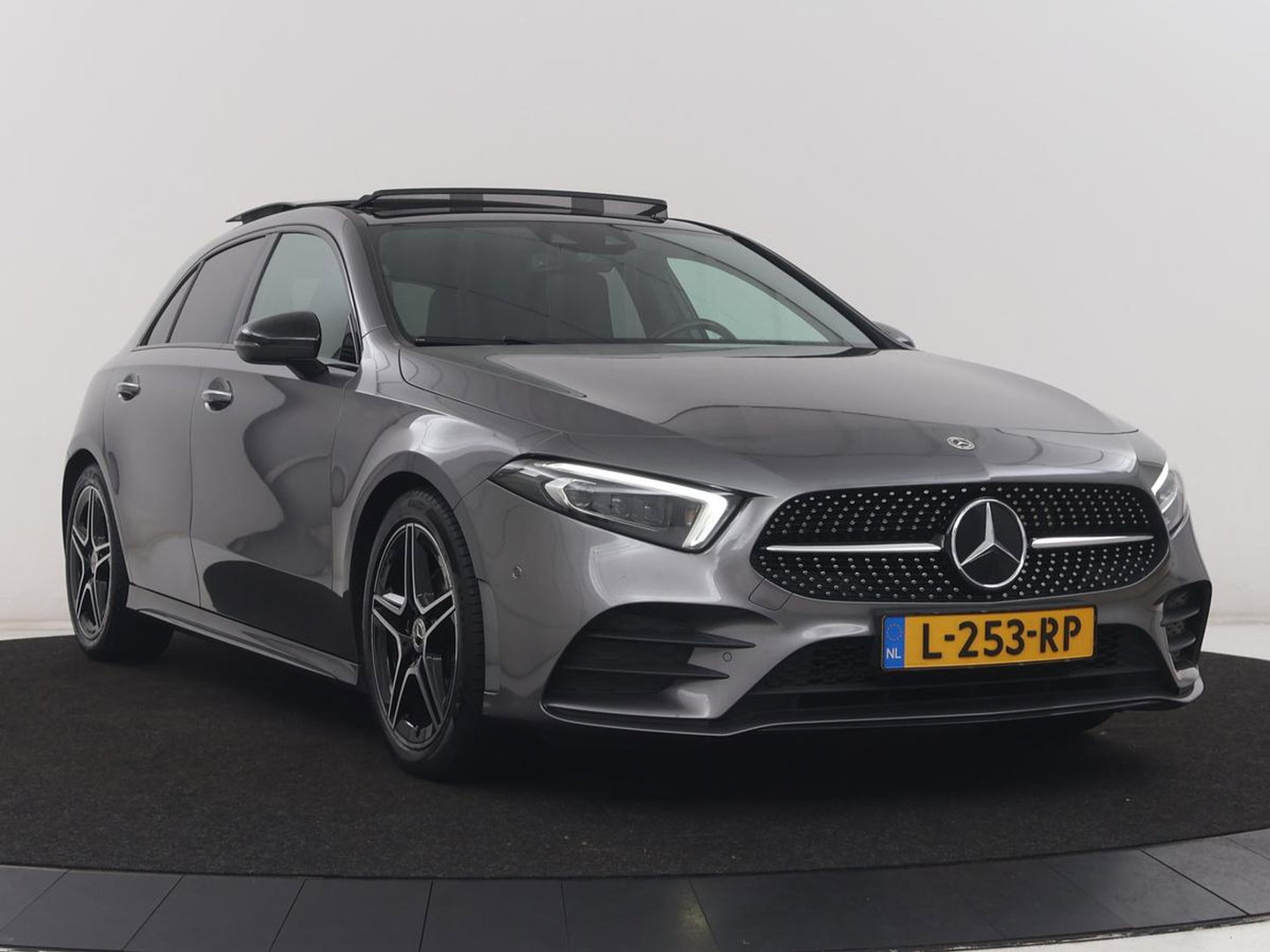 Mercedes-Benz A-Klasse 200 AMG Business Solution Aut. | Pano | LED | Half sfeerverlichting | Sfeerverlichting | Elec. Stoelen | Stoelverwarming | Virtual Display | Navi | Camera | Trekaak | Carplay