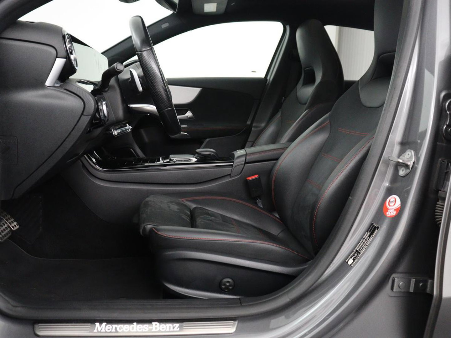Mercedes-Benz A-Klasse 200 AMG Business Solution Aut. | Pano | LED | Half sfeerverlichting | Sfeerverlichting | Elec. Stoelen | Stoelverwarming | Virtual Display | Navi | Camera | Trekaak | Carplay