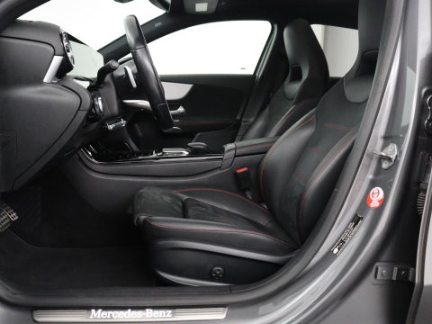 Mercedes-Benz A-Klasse 200 AMG Business Solution Aut. | Pano | LED | Half sfeerverlichting | Sfeerverlichting | Elec. Stoelen | Stoelverwarming | Virtual Display | Navi | Camera | Trekaak | Carplay