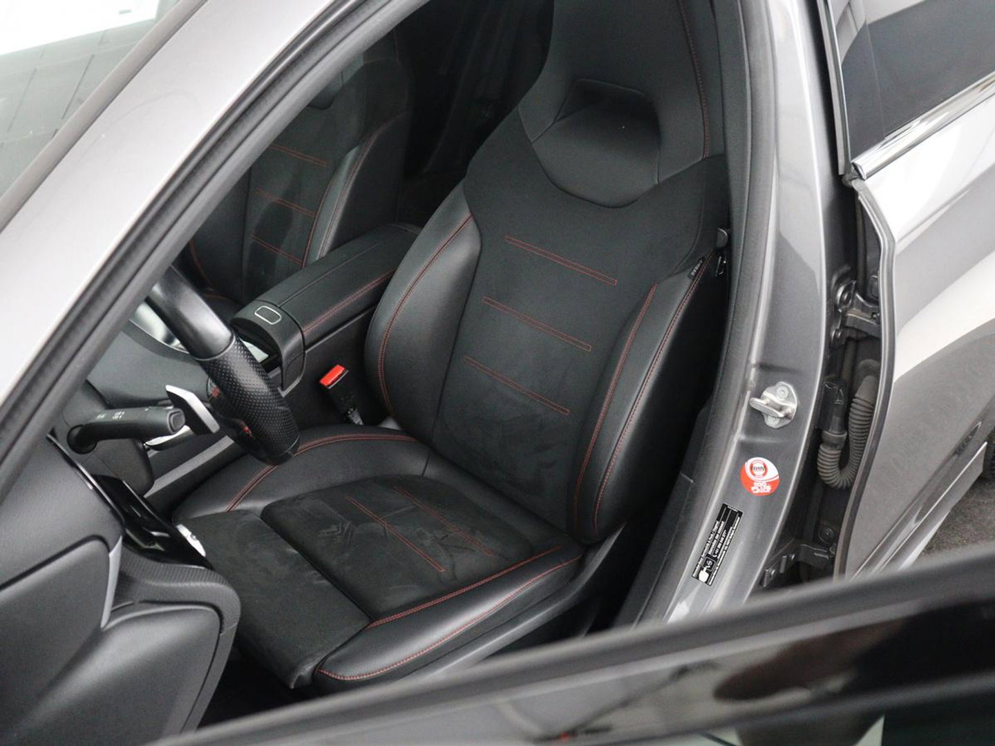 Mercedes-Benz A-Klasse 200 AMG Business Solution Aut. | Pano | LED | Half sfeerverlichting | Sfeerverlichting | Elec. Stoelen | Stoelverwarming | Virtual Display | Navi | Camera | Trekaak | Carplay
